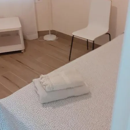 Amplío Piso Al Lado De La Playa En Apartamento *