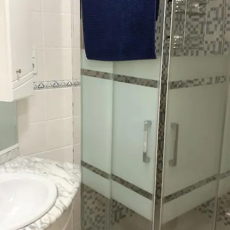 Amplío Piso Al Lado De La Playa En Apartamento