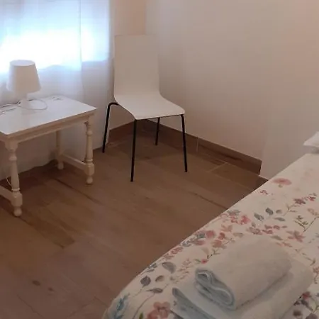 Amplío Piso Al Lado De La Playa En Apartamento