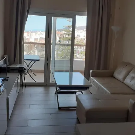 Amplío Piso Al Lado De La Playa En *