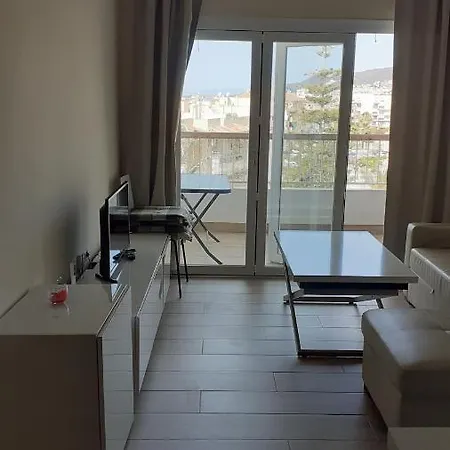 Amplio Piso Al Lado De La Playa En * Nerja